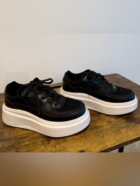 *LIKE NEW Black Platform Sneakers - Lightweight Lace-Up Shoes. Size 8.
